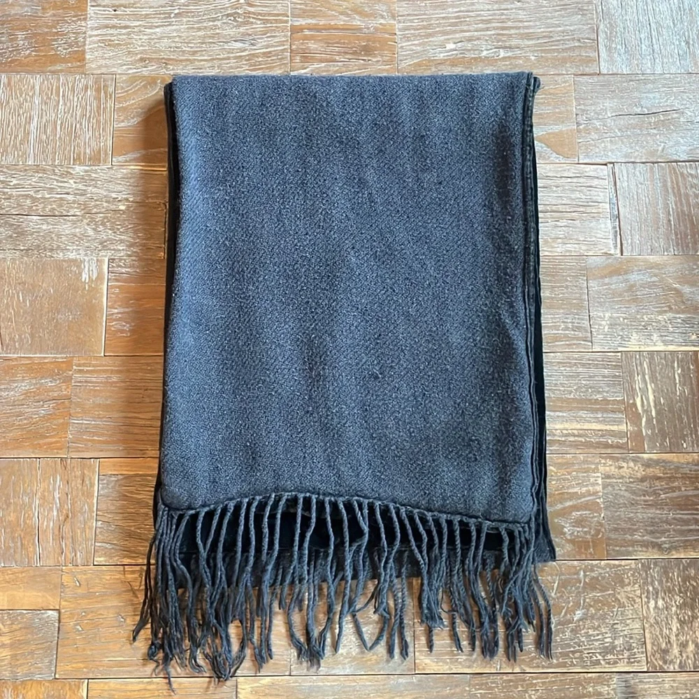 Kenneth Cole New York Silk and Cashmere Velvet Fringe Scarf🖤 - Picture 7 of 9